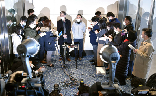 중국 우한시에 머물다 일본 정부 전세기로 도쿄 하네다공항으로 돌아온 일본상공회의소 임원들이 공항에서 취재에 응하고 있다.  도쿄=연합뉴스